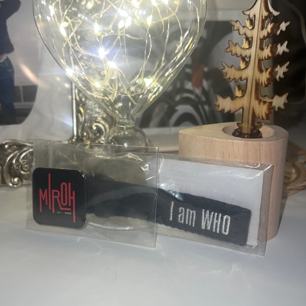 Stray kids I am who bracelet and miroh badge pin rare items. Korea kpop